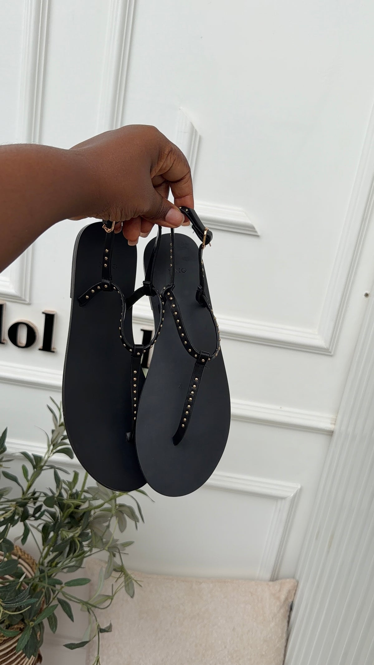 Ari black flat sandals