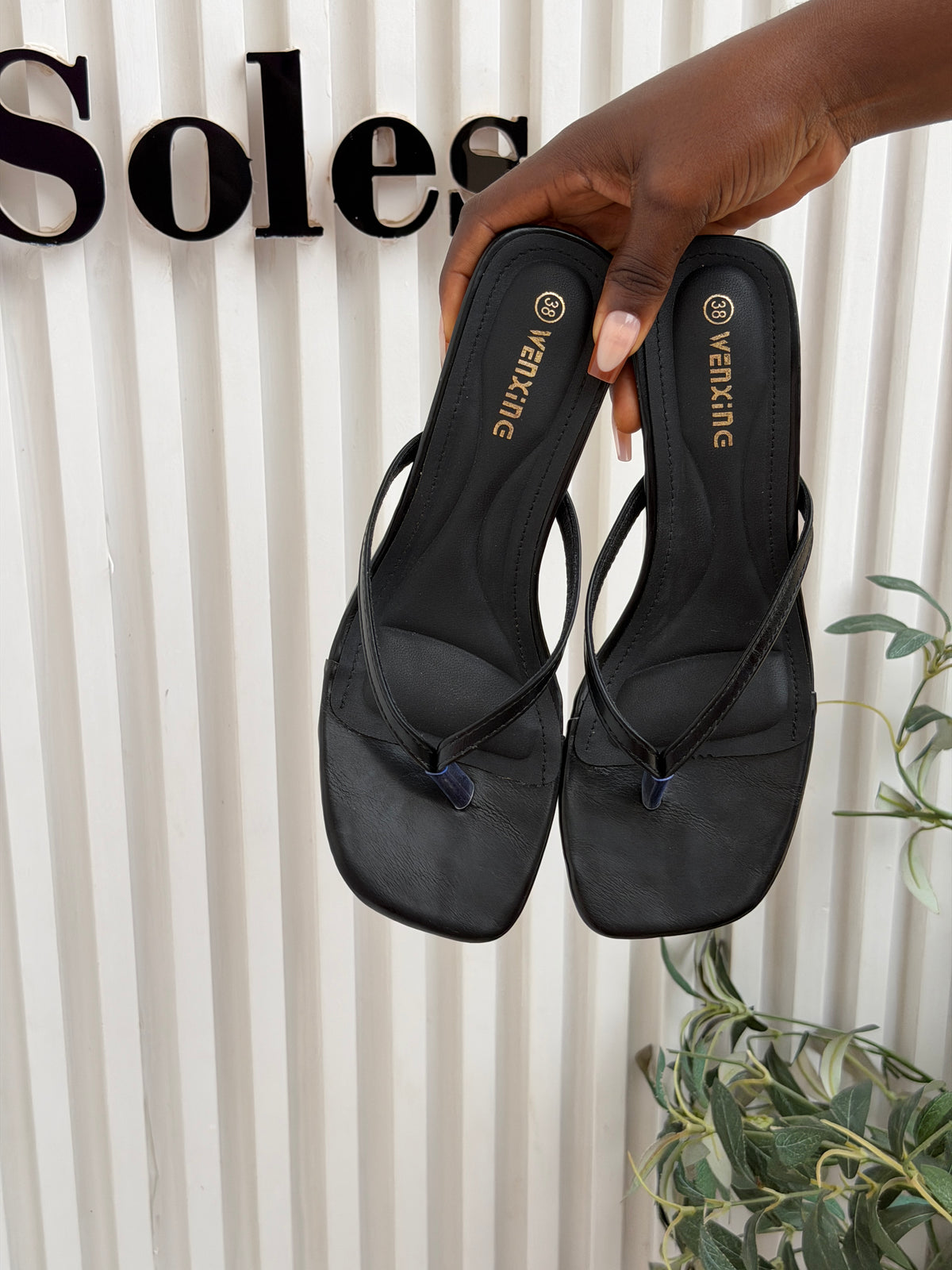 Enam black kitten heel