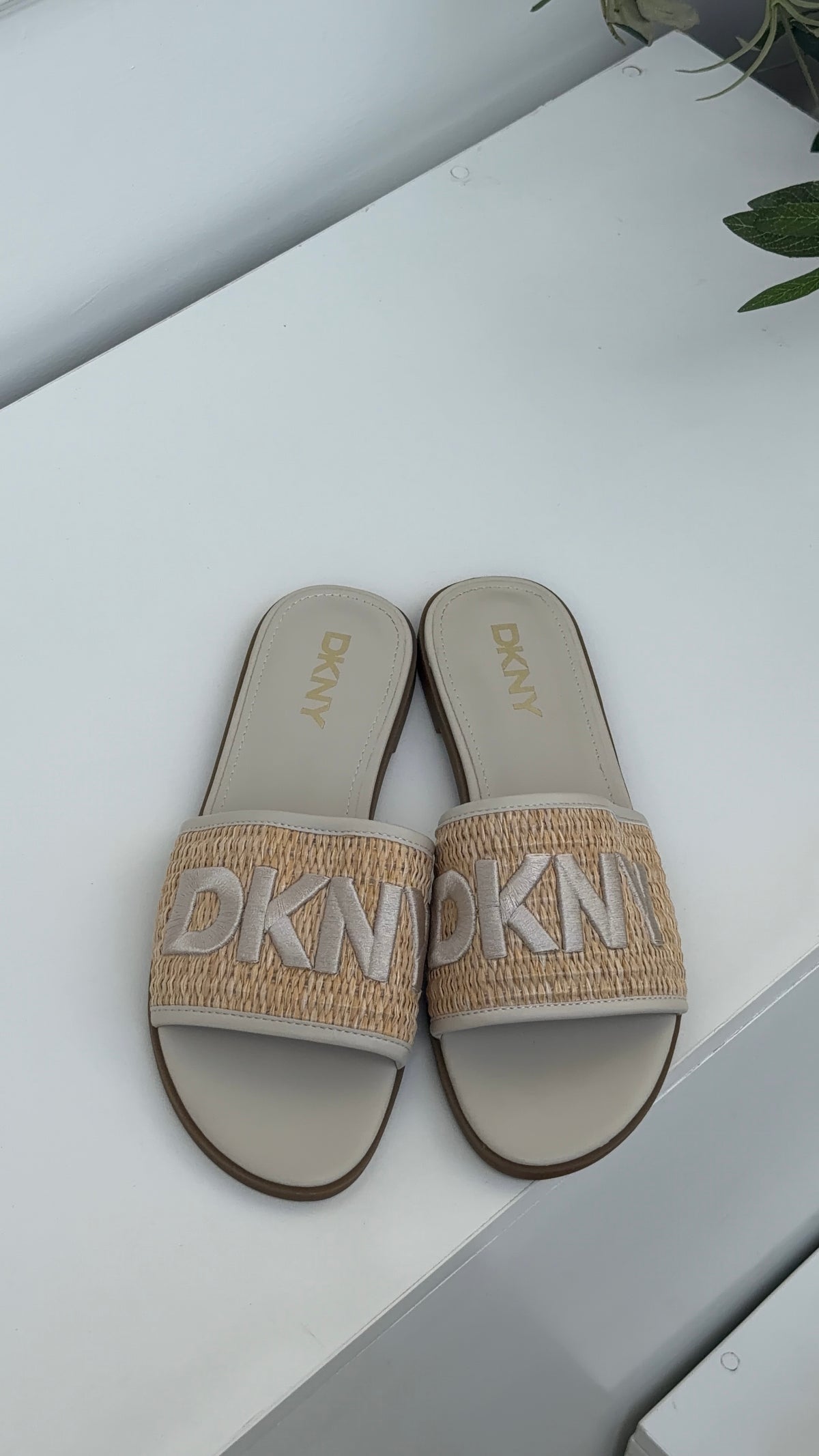 Denise flat slides