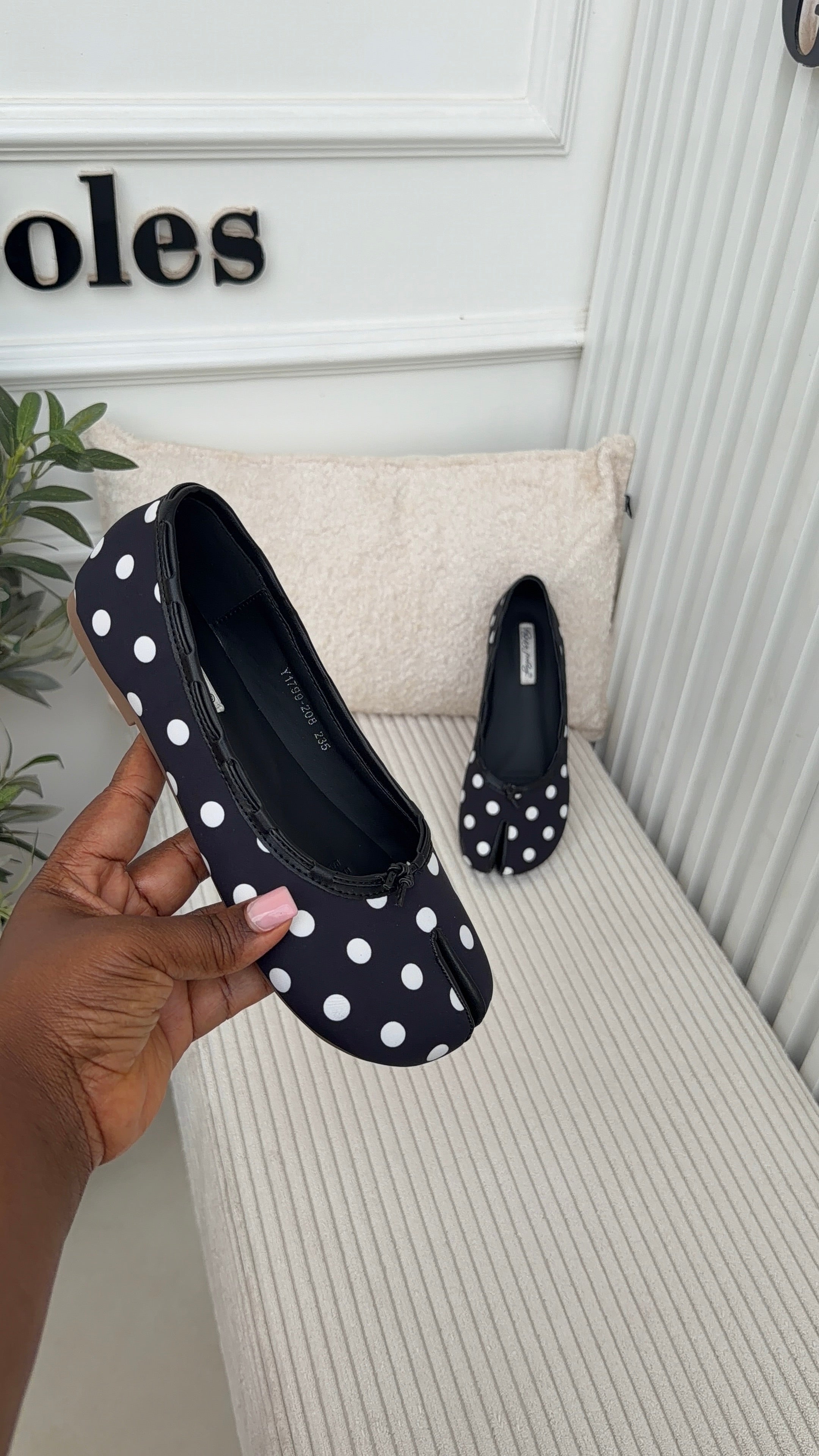 Vonzelle Tabi flats Black